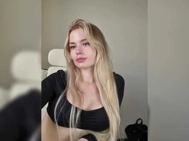 MiraKova – webcam model profile photo Image 4