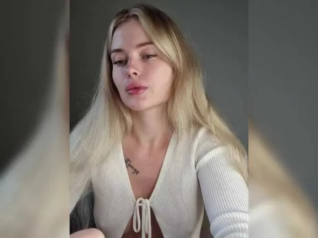 MiraKova – webcam model profile photo Image 6