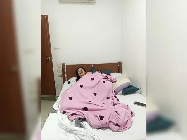 Dolce – webcam model profile photo Image 4