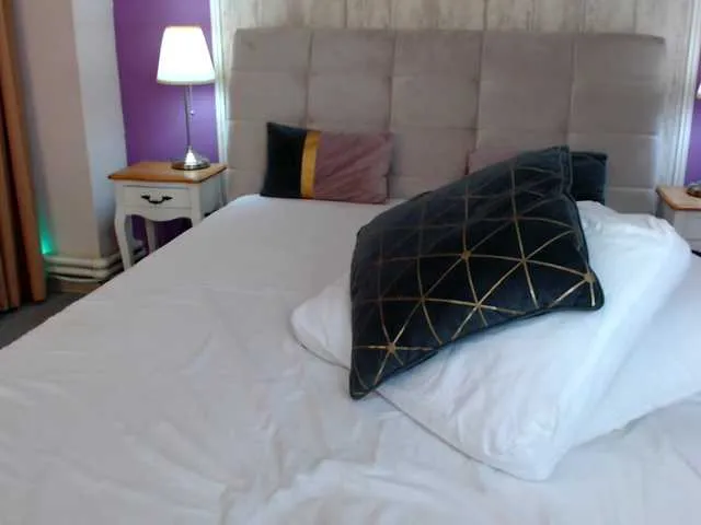 Dolce – webcam model profile photo Image 7