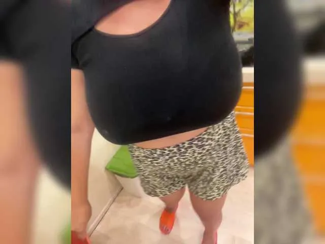 Bella – webcam model profile photo Image 10