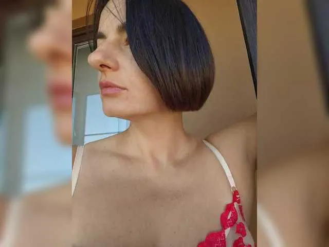 LiaWells – webcam model profile photo Image 13