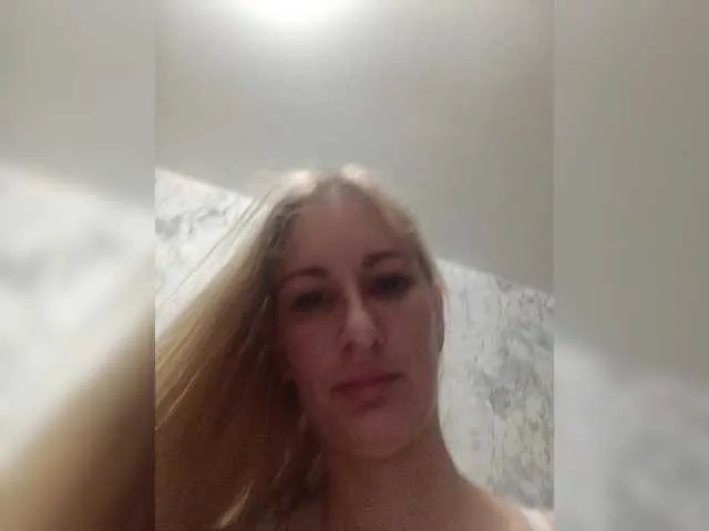 MiraKova – webcam model profile photo Image 4