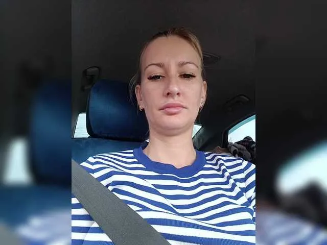 MiraKova – webcam model profile photo Image 6