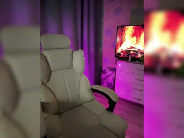 Dolce – webcam model profile photo Image 13