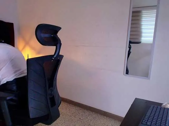 Dolce – webcam model profile photo Image 2