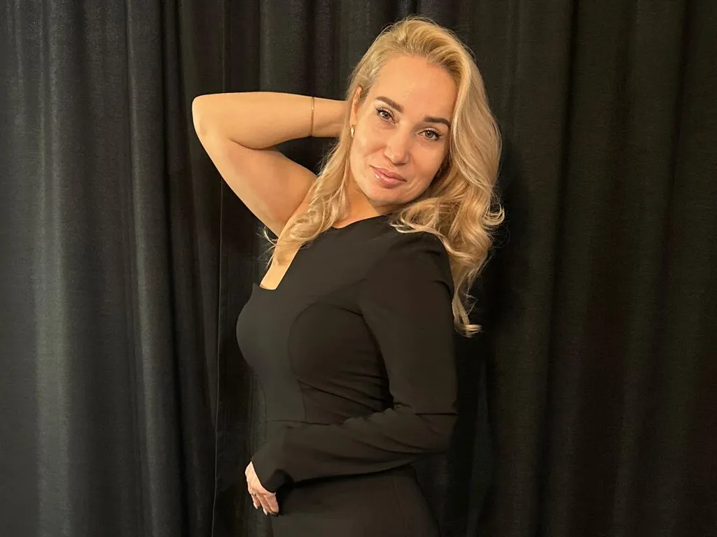 LinaCoolfire – webcam model profile photo