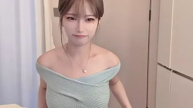 Dolce – webcam model profile photo Image 6