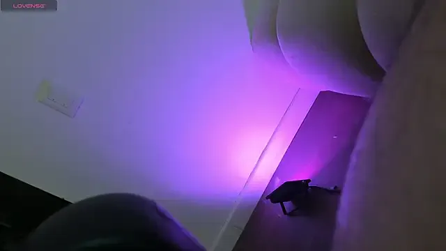 Liana – webcam model profile photo Image 16