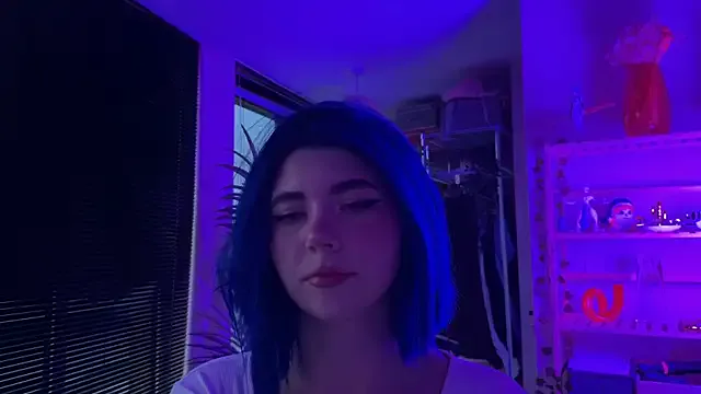 whiteTEAa – webcam model profile photo Image 12