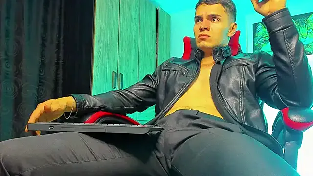 Carine – webcam model profile photo Image 12