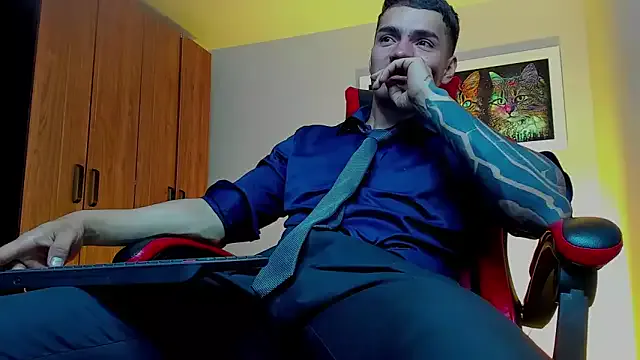 Carine – webcam model profile photo Image 13