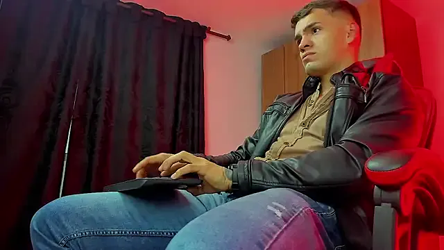 Carine – webcam model profile photo Image 4