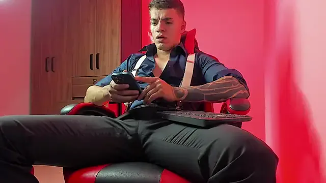 Carine – webcam model profile photo Image 5