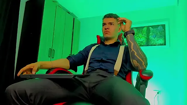 Carine – webcam model profile photo Image 8