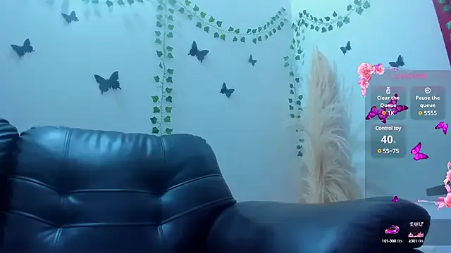 Dolce – webcam model profile photo Image 4