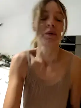 AdeleWood – webcam model profile photo Image 2