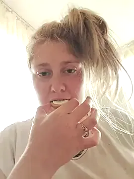 MelinaLuviani – webcam model profile photo Image 3