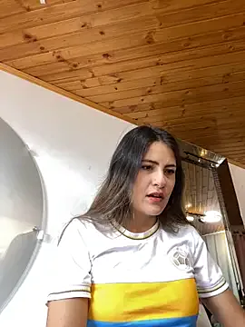 EmiBrow – webcam model profile photo Image 12