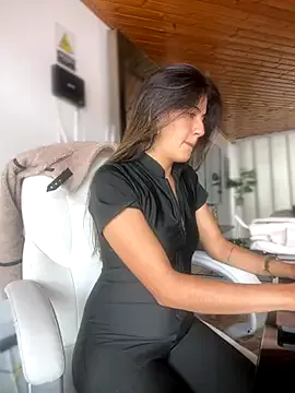 EmiBrow – webcam model profile photo Image 19