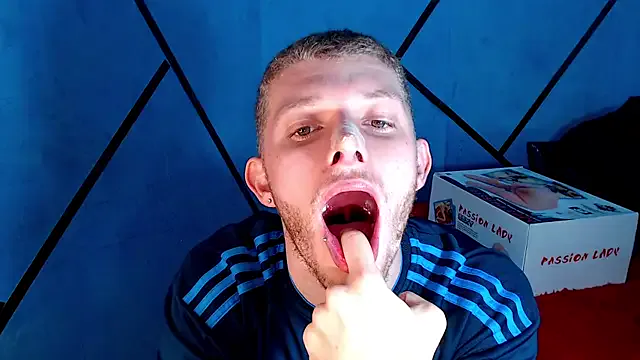 Dolce – webcam model profile photo Image 2