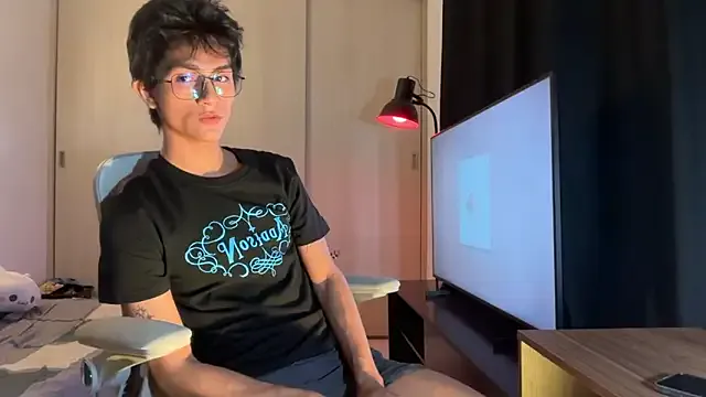 Carine – webcam model profile photo Image 11