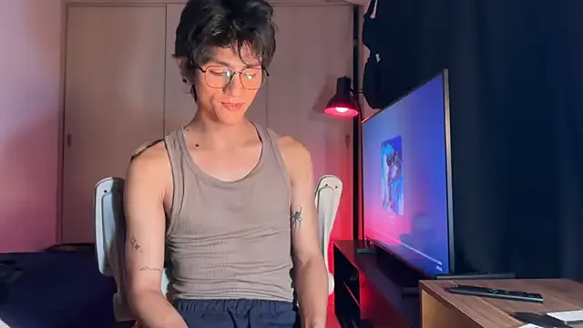 Carine – webcam model profile photo Image 15