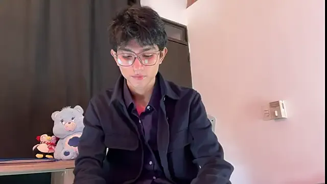 Carine – webcam model profile photo Image 2