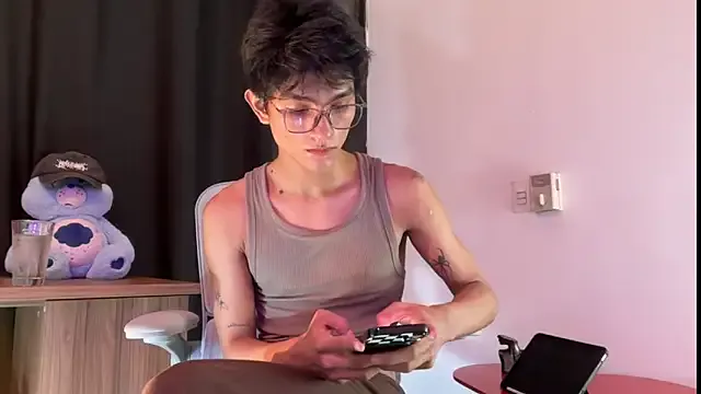 Carine – webcam model profile photo Image 3