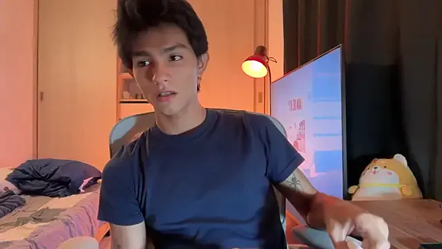 Carine – webcam model profile photo Image 9