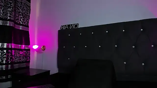 shiny-lily – webcam model profile photo Image 4