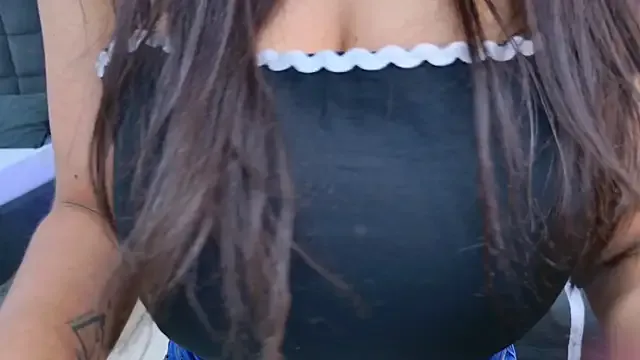 Carine – webcam model profile photo Image 16