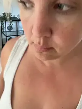 LilaSolace – webcam model profile photo Image 14