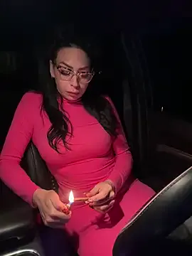 Carine – webcam model profile photo Image 3