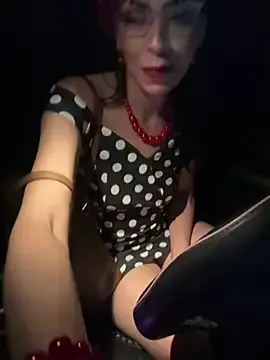 Carine – webcam model profile photo Image 4