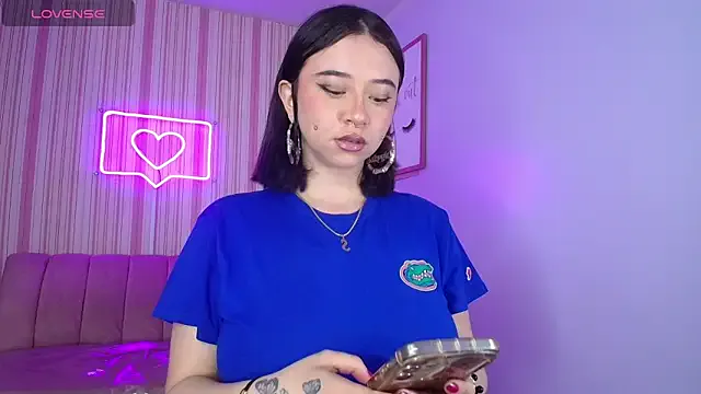 nicole_98 – webcam model profile photo Image 15