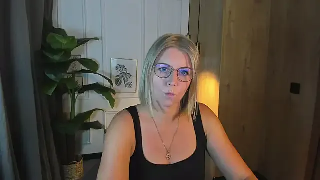 EvanyaRose – webcam model profile photo Image 5