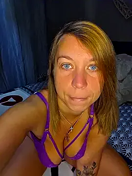 EmiBrow – webcam model profile photo Image 10