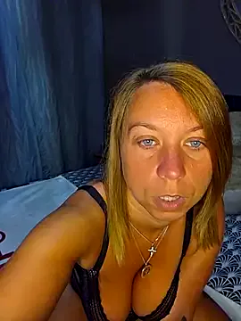 EmiBrow – webcam model profile photo Image 2