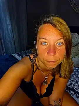 EmiBrow – webcam model profile photo Image 5