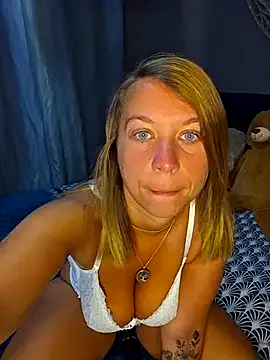 EmiBrow – webcam model profile photo Image 6