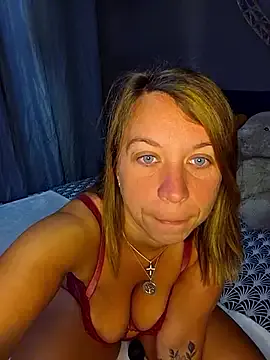 EmiBrow – webcam model profile photo Image 8