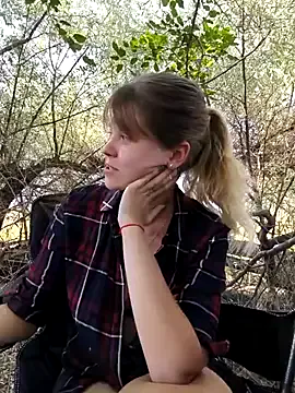 EmiBrow – webcam model profile photo Image 11