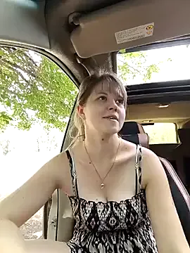 EmiBrow – webcam model profile photo Image 3