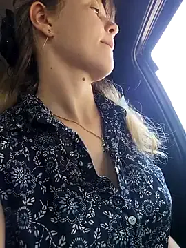 EmiBrow – webcam model profile photo Image 4