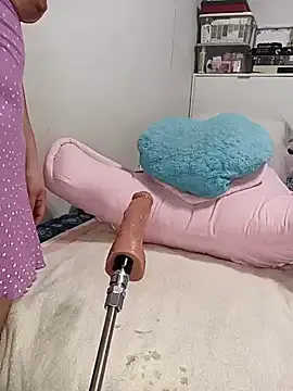 Carine – webcam model profile photo Image 8