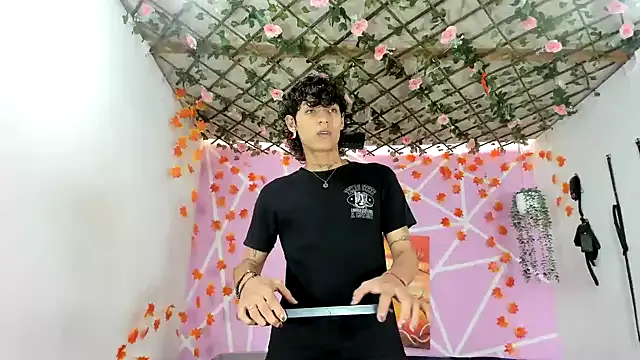 Dolce – webcam model profile photo Image 3