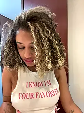 AllaRoberts – webcam model profile photo Image 17