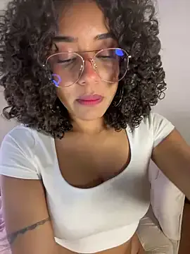 AllaRoberts – webcam model profile photo Image 6