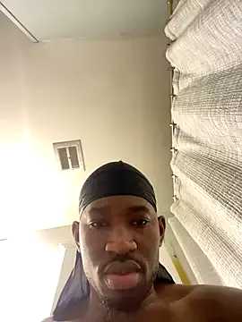 AishaHart – webcam model profile photo Image 10